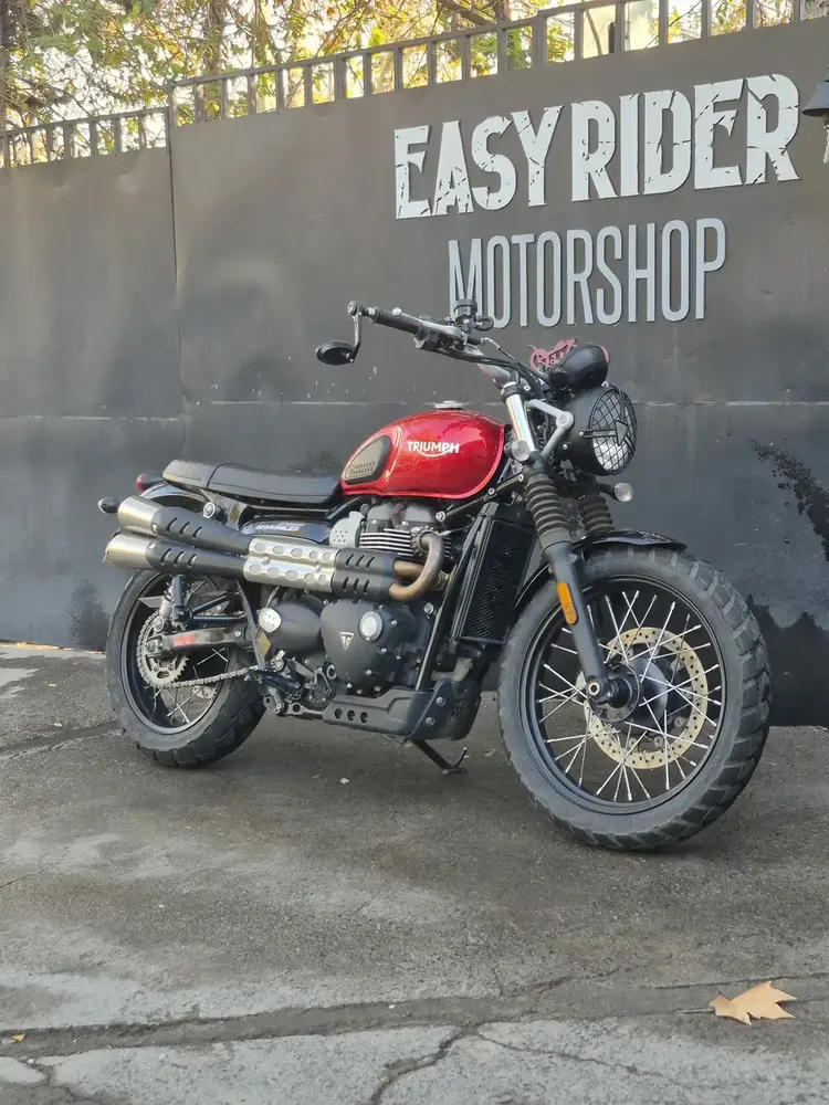 Triumph Street Scrambler 900 usada 2021 roja frontal tres cuartos