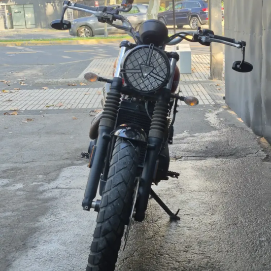 Triumph Street Scrambler 2021 roja vista frontal faro grilla