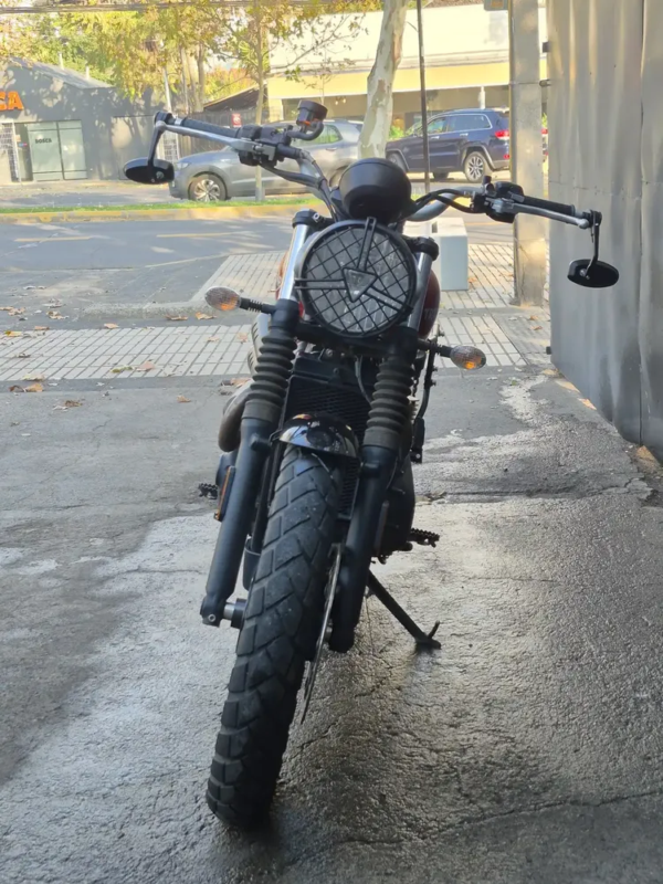 Triumph Street Scrambler 2021 roja vista frontal faro grilla
