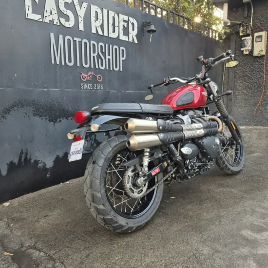 Triumph Street Scrambler 900 2021 usada trasera tres cuartos escape doble