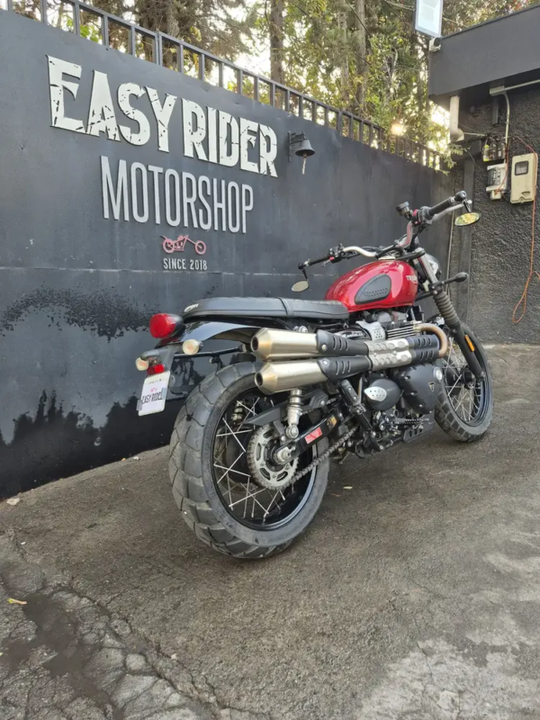 Triumph Street Scrambler 900 2021 usada trasera tres cuartos escape doble