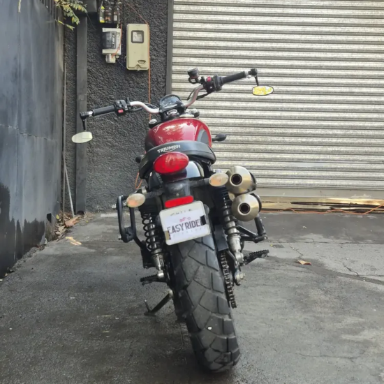 Triumph Street Scrambler usada 2021 roja trasera directa