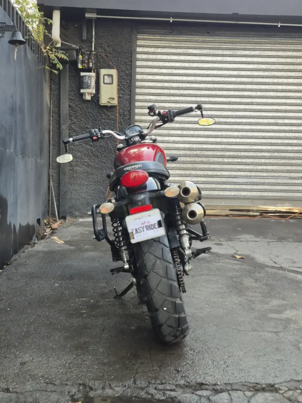 Triumph Street Scrambler usada 2021 roja trasera directa