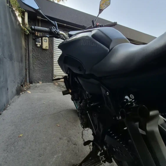 Detalle tanque y asiento lateral Yamaha MT-07 usada 2022 Gris Oscuro – Easy Rider Motorshop Santiago