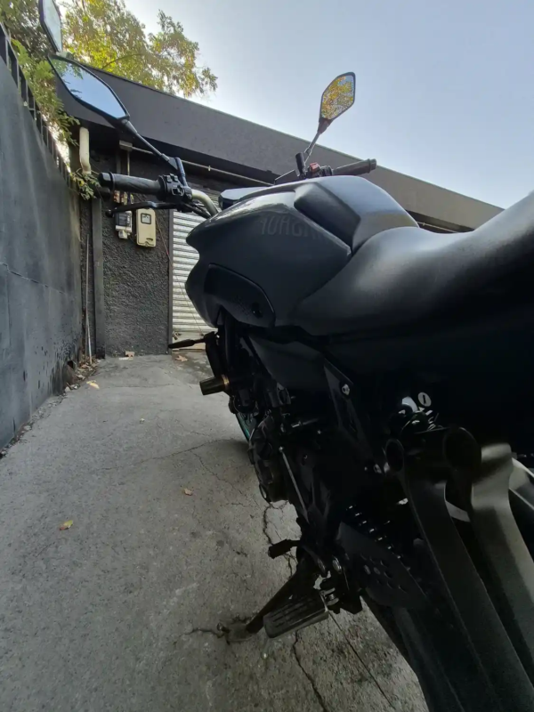 Detalle tanque y asiento lateral Yamaha MT-07 usada 2022 Gris Oscuro – Easy Rider Motorshop Santiago