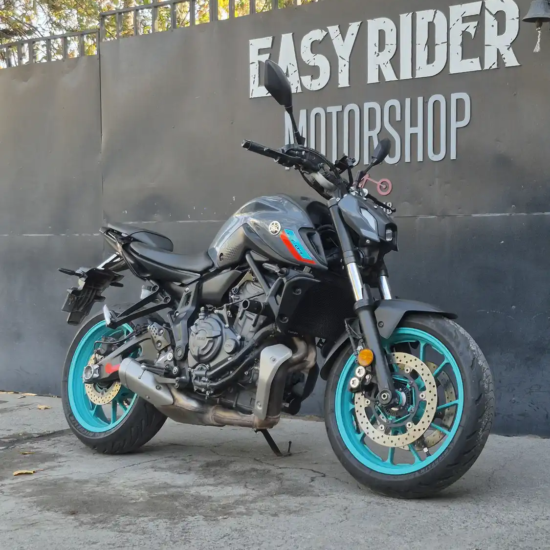 Yamaha MT-07 usada 2022 Gris Oscuro frontal 3/4 izquierda llantas turquesa – Easy Rider Motorshop Santiago