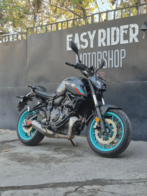 Yamaha MT-07 usada 2022 Gris Oscuro frontal 3/4 izquierda llantas turquesa – Easy Rider Motorshop Santiago