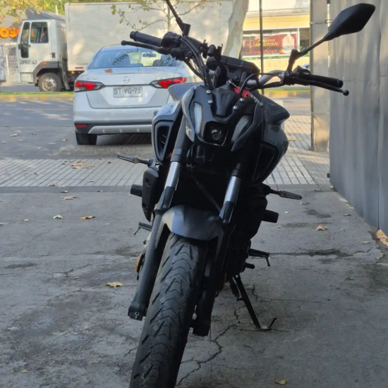 Yamaha MT-07 usada 2022 Gris Oscuro vista frontal directa – Easy Rider Motorshop Santiago