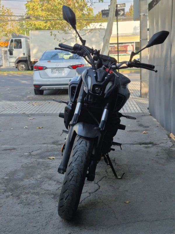 Yamaha MT-07 usada 2022 Gris Oscuro vista frontal directa – Easy Rider Motorshop Santiago