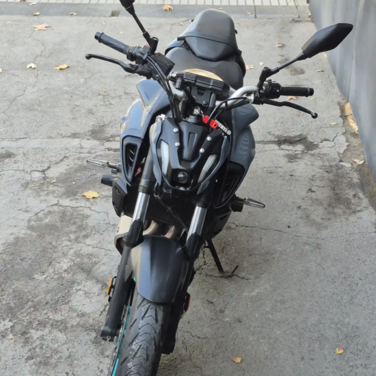 Yamaha MT-07 usada 2022 vista frontal superior manubrio y tanque Gris Oscuro – Easy Rider Motorshop