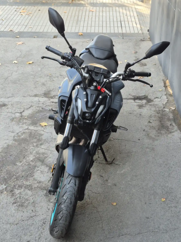 Yamaha MT-07 usada 2022 vista frontal superior manubrio y tanque Gris Oscuro – Easy Rider Motorshop