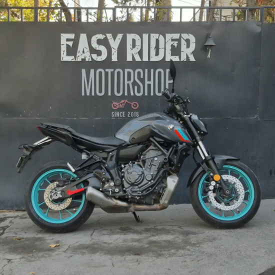 Yamaha MT-07 usada 2022 Gris Oscuro perfil lateral derecho llantas turquesa – Easy Rider Motorshop Santiago