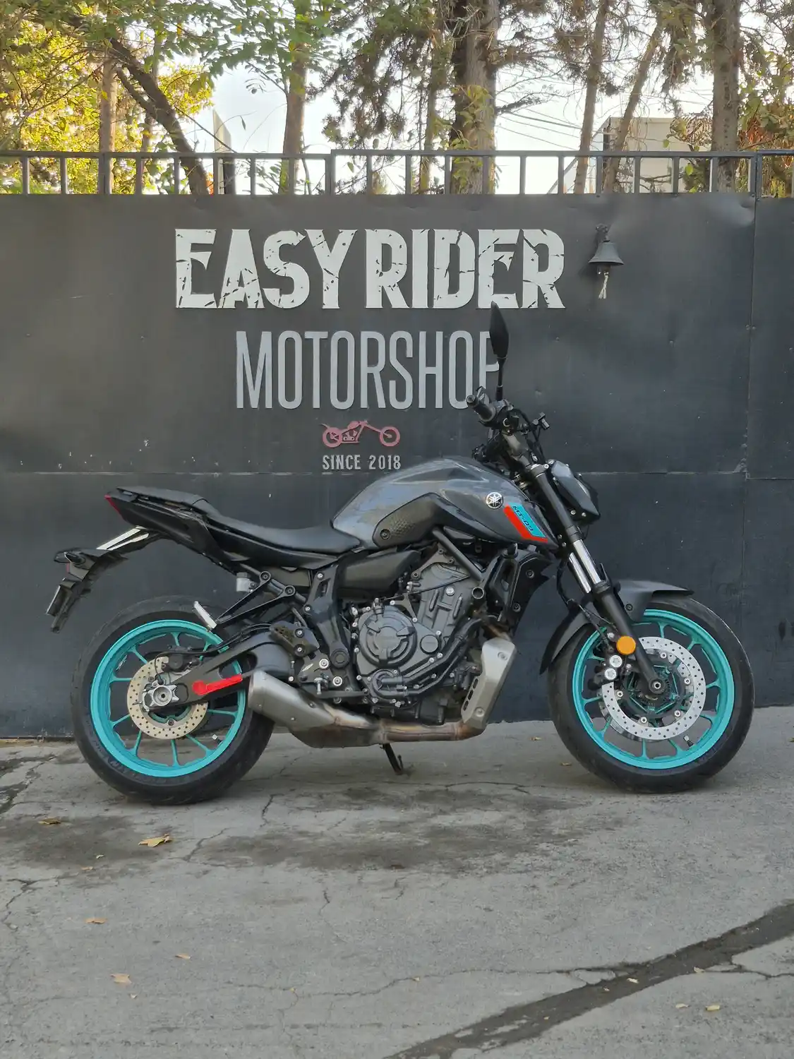 Yamaha MT-07 usada 2022 Gris Oscuro perfil lateral derecho llantas turquesa – Easy Rider Motorshop Santiago