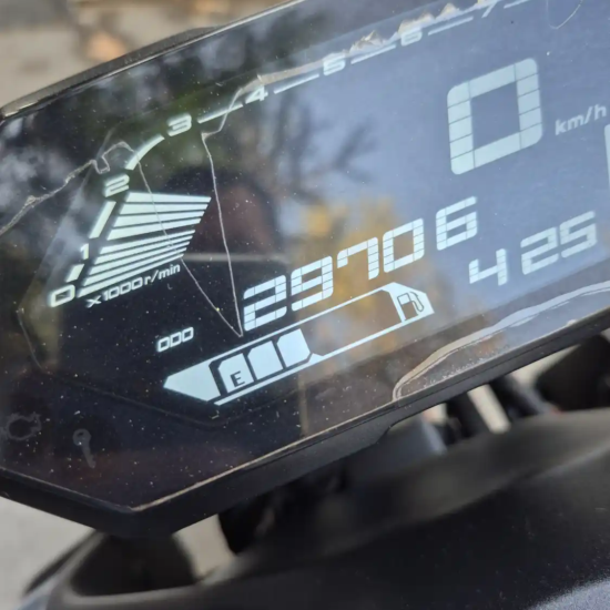 Odómetro Yamaha MT-07 2022 mostrando 29.706 km verificados