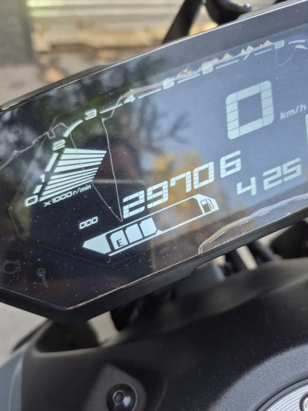 Odómetro Yamaha MT-07 2022 mostrando 29.706 km verificados