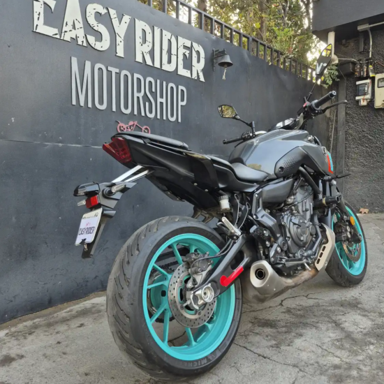 Yamaha MT-07 usada 2022 Gris Oscuro trasera 3/4 llantas turquesa – Easy Rider Motorshop Santiago