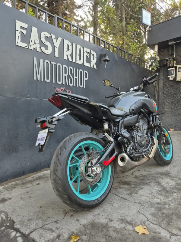 Yamaha MT-07 usada 2022 Gris Oscuro trasera 3/4 llantas turquesa – Easy Rider Motorshop Santiago
