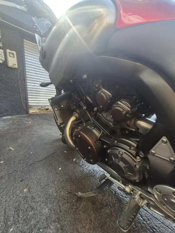 Motor V4 Yamaha VMAX 1700 2011 – detalle cilindros y transmisión