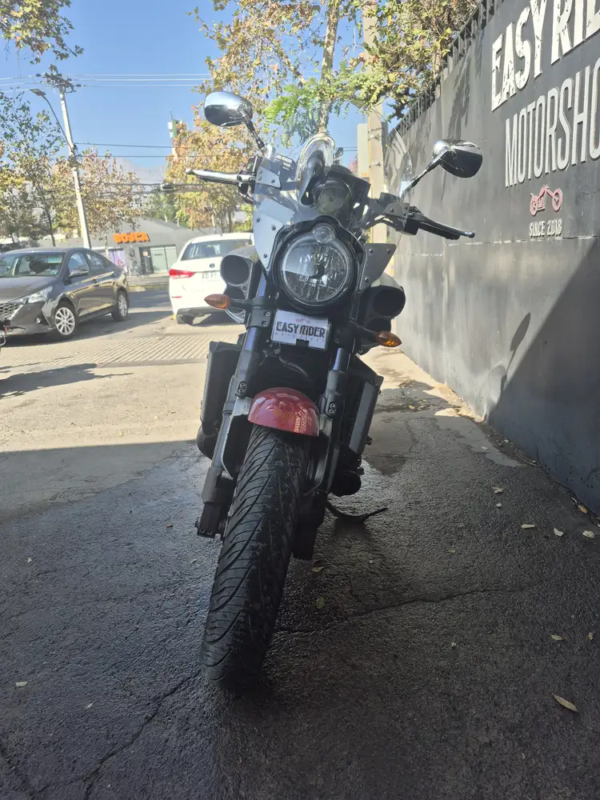 Yamaha VMAX 1700 usada 2011 vista frontal directa – faro y horquilla 52mm