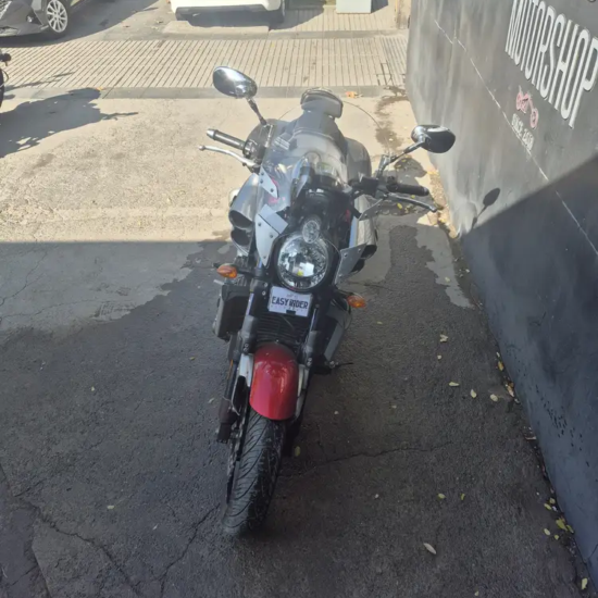 Yamaha VMAX 1700 usada 2011 vista frontal elevada – tablero y conjunto frontal