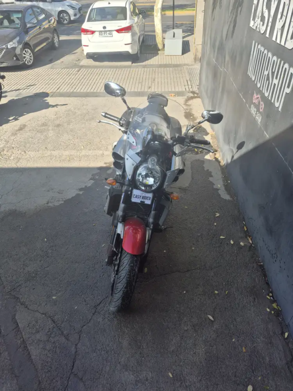 Yamaha VMAX 1700 usada 2011 vista frontal elevada – tablero y conjunto frontal