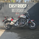 Yamaha VMAX 1700 usada 2011 color roja, perfil lateral – Easy Rider Motorshop Santiago