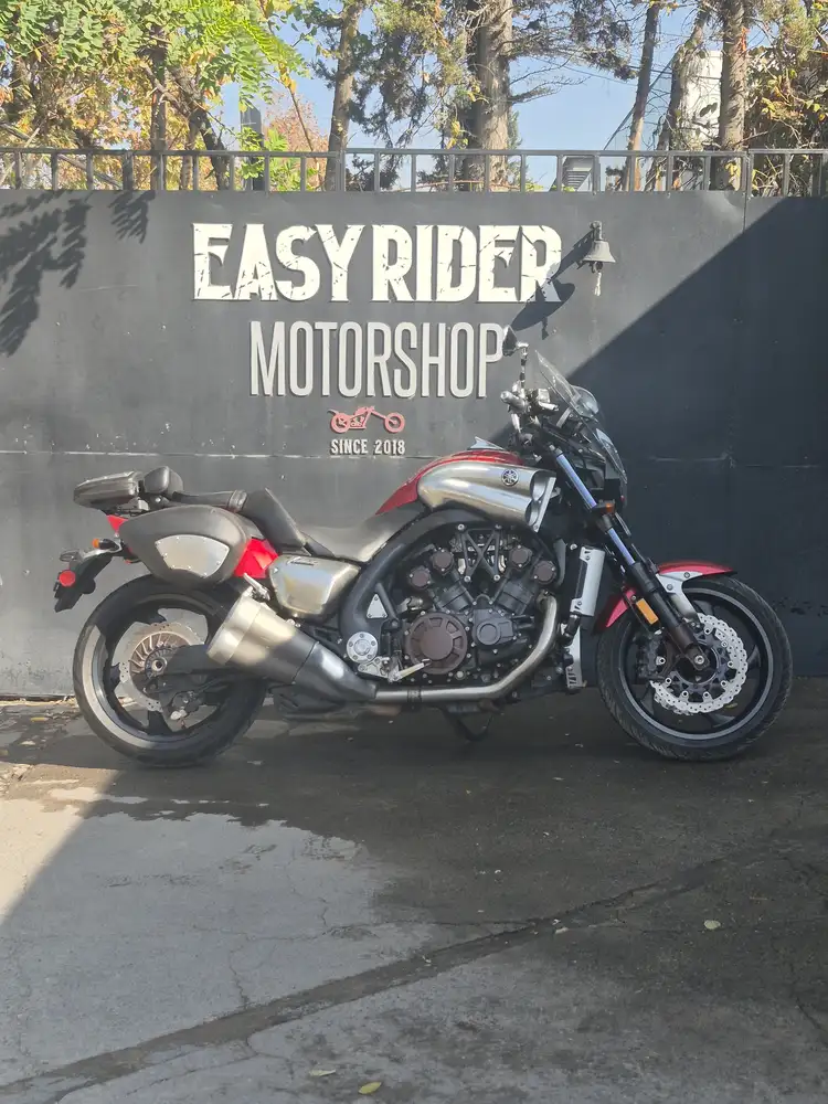 Yamaha VMAX 1700 usada 2011 color roja, perfil lateral – Easy Rider Motorshop Santiago