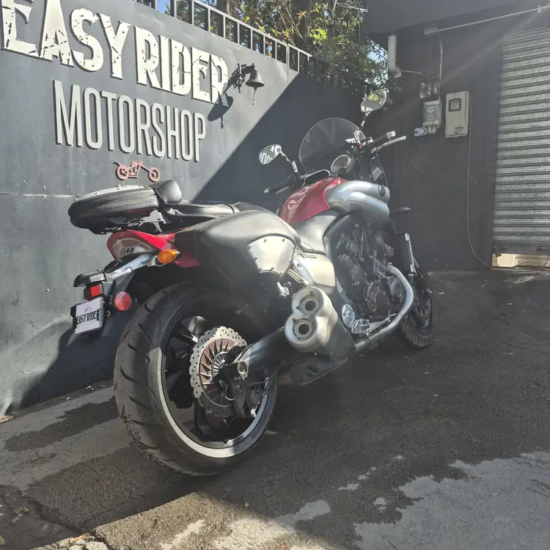 Yamaha VMAX 1700 usada 2011 vista trasera 3/4 – escape dual y transmisión cardán
