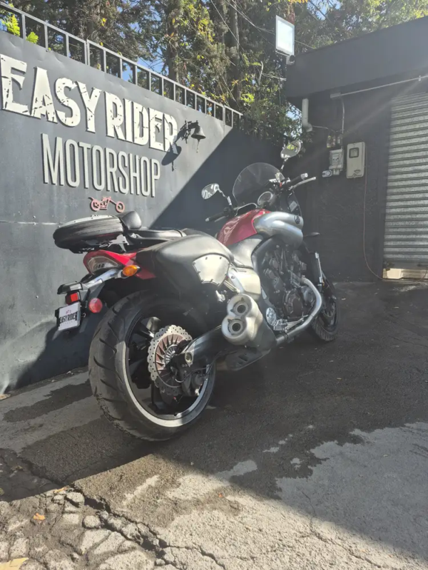 Yamaha VMAX 1700 usada 2011 vista trasera 3/4 – escape dual y transmisión cardán