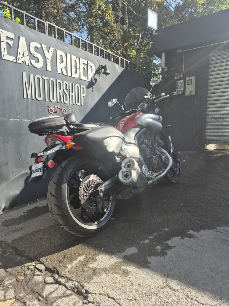 Yamaha VMAX 1700 usada 2011 vista trasera 3/4 – escape dual y transmisión cardán