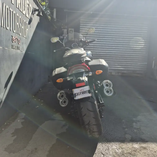 Yamaha VMAX 1700 usada 2011 vista trasera – escapes dobles y rueda 200/50 R18