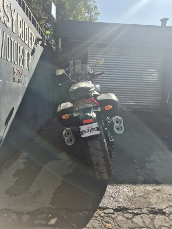 Yamaha VMAX 1700 usada 2011 vista trasera – escapes dobles y rueda 200/50 R18