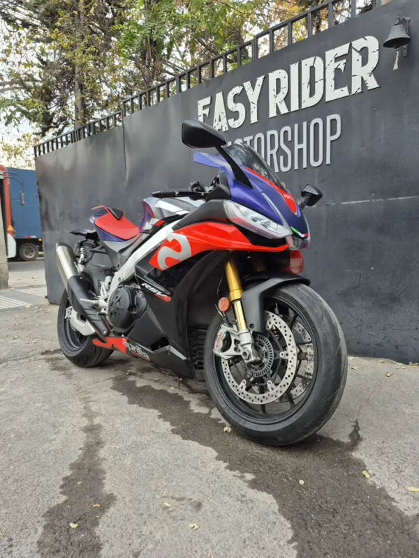 RSV4 FACTORY usada Santiago frontal tres cuartos