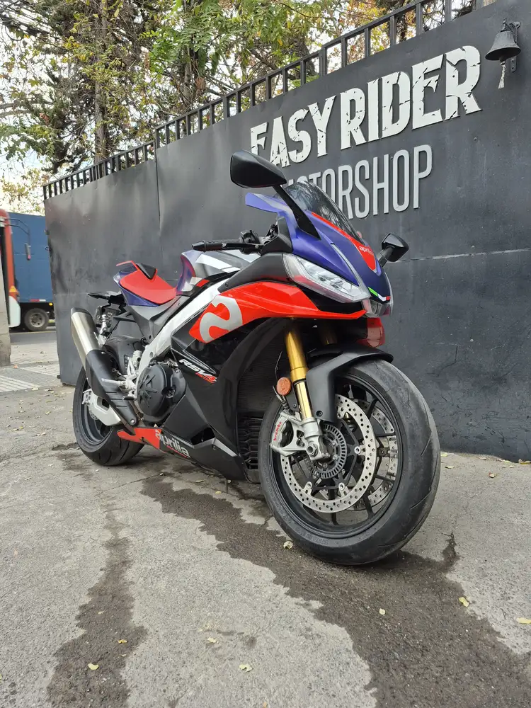 RSV4 FACTORY usada Santiago frontal tres cuartos