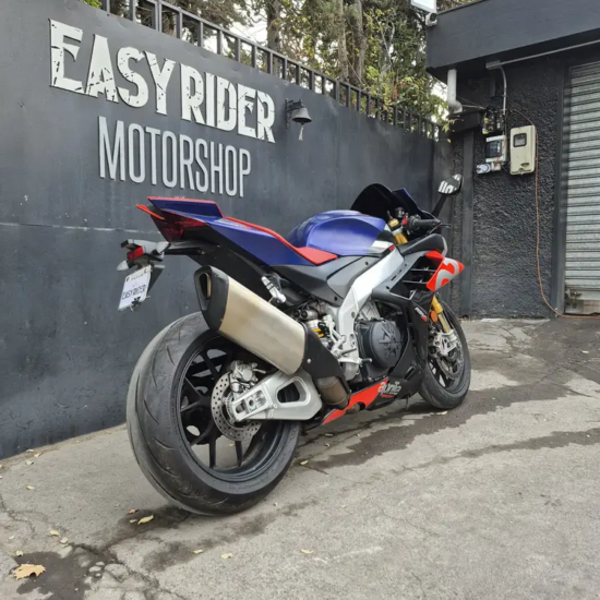 RSV4 FACTORY usada Santiago vista trasera