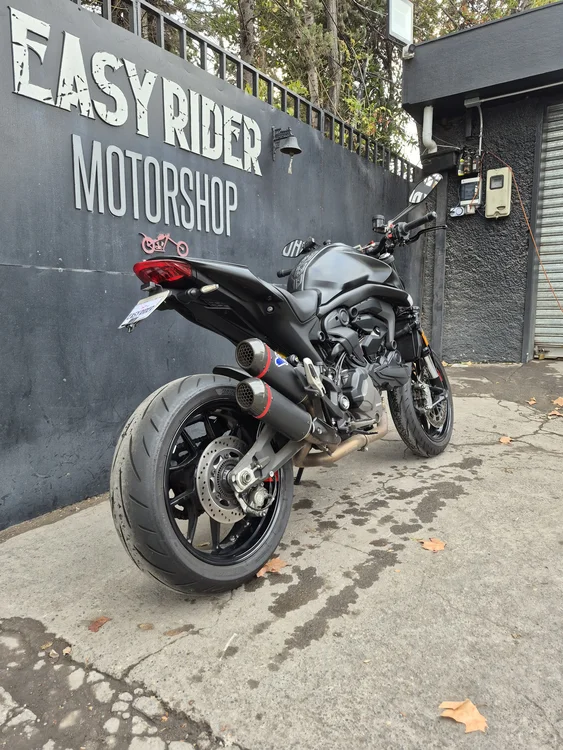 MONSTER PLUS usada Santiago vista trasera