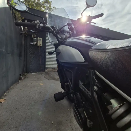 SCRAMBLER 800 DARK usada Santiago frontal tres cuartos