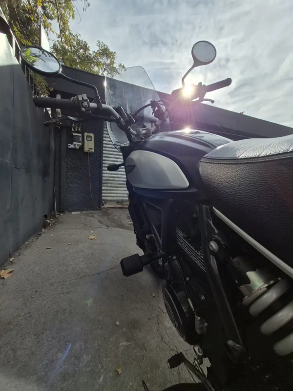 SCRAMBLER 800 DARK usada Santiago frontal tres cuartos