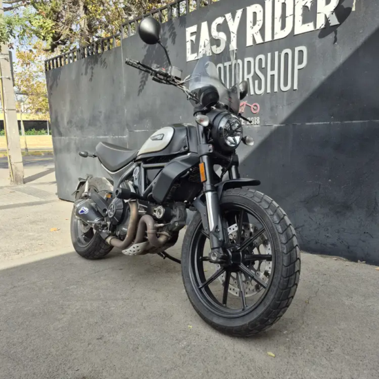 SCRAMBLER 800 DARK usada Santiago frontal tres cuartos
