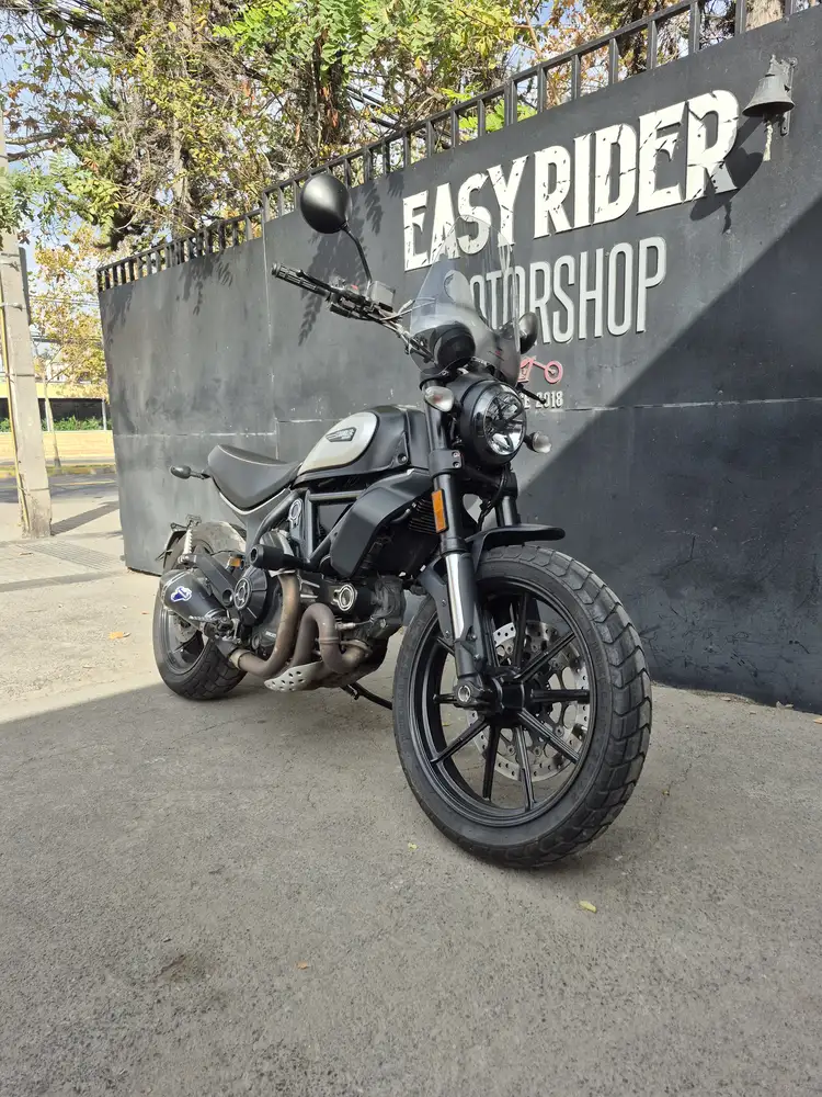 SCRAMBLER 800 DARK usada Santiago frontal tres cuartos