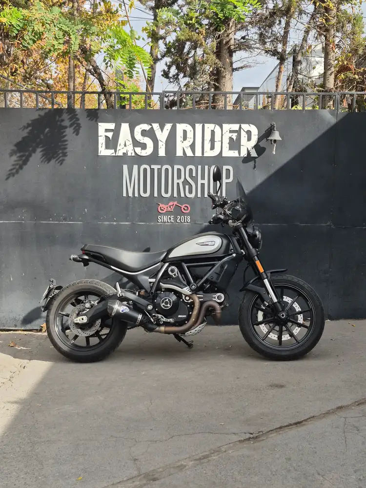 SCRAMBLER 800 DARK usada Santiago perfil lateral Easy Rider Motorshop