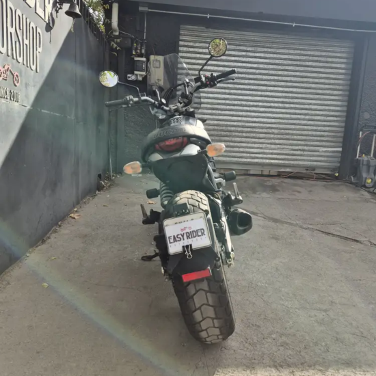 SCRAMBLER 800 DARK usada Santiago vista trasera