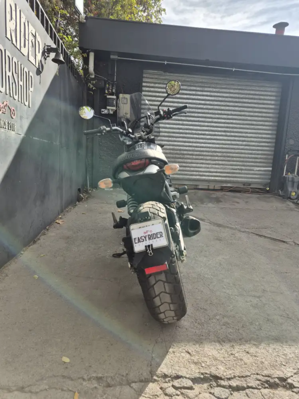 SCRAMBLER 800 DARK usada Santiago vista trasera
