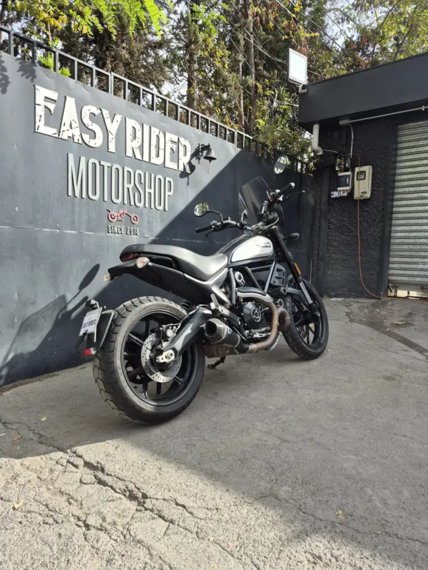 SCRAMBLER 800 DARK usada Santiago trasera lateral