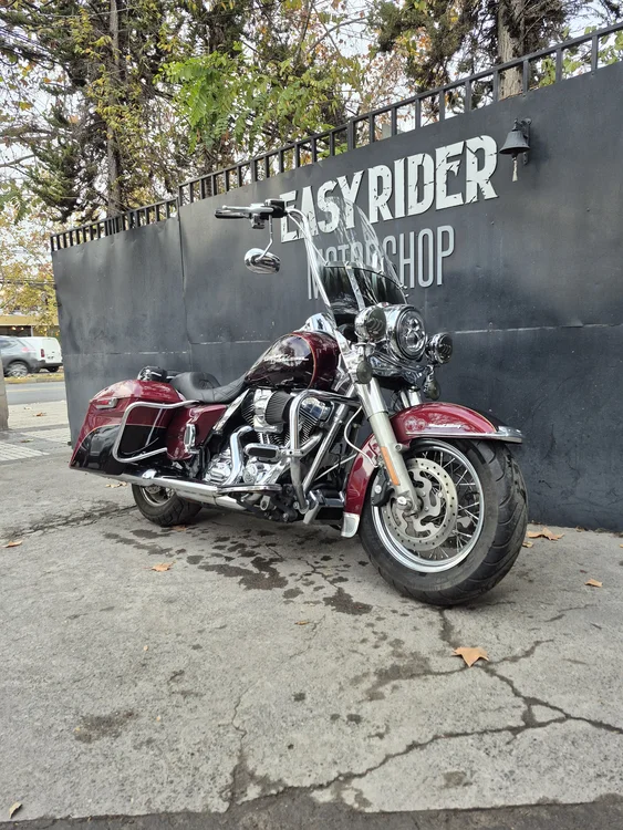 FLHRC ROAD KING CLASSIC 1690CC usada Santiago frontal tres cuartos