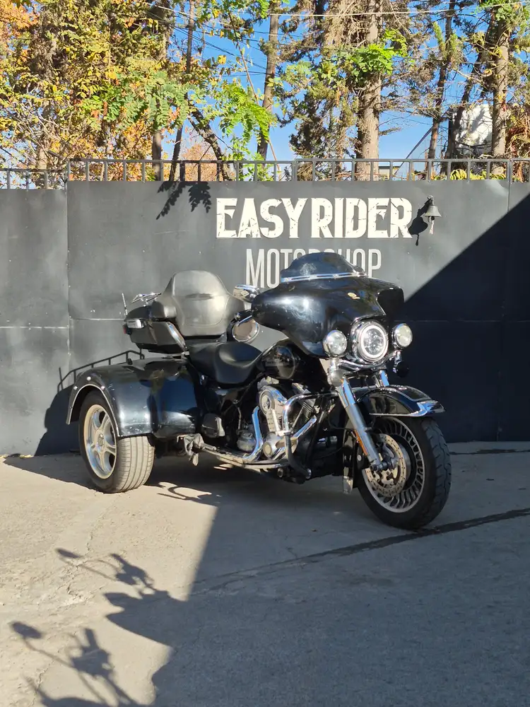FLHT ELECTRA GLIDE 1584 CC usada Santiago frontal tres cuartos