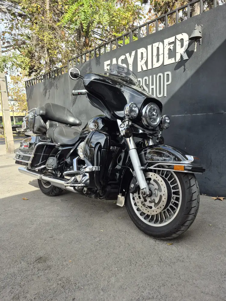 FLHTCU ULTRA CLASSIC 1690CC usada Santiago frontal tres cuartos