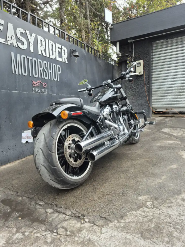 FXBR BREAKOUT 1745CC usada Santiago vista trasera