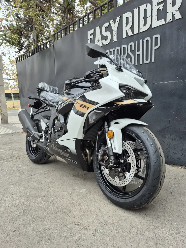 NINJA ZX-6R usada Santiago frontal tres cuartos