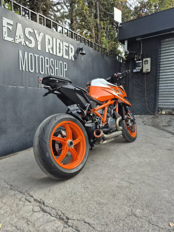 1290 SUPERDUKE 1301CC usada Santiago vista trasera